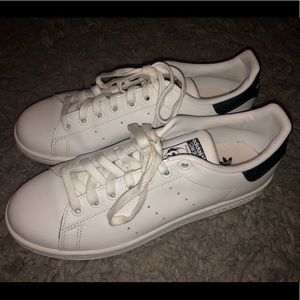 Navy adidas Stan Smith!